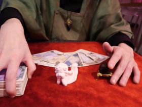 電話占い師になるには？